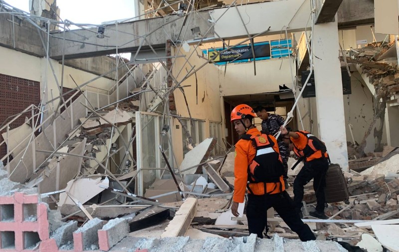 Cutremur de 7,7 în Indonezia: 53 de morți, mii de oameni evacuați, salvatorii continuă să caute supraviețuitori sub dărâmături