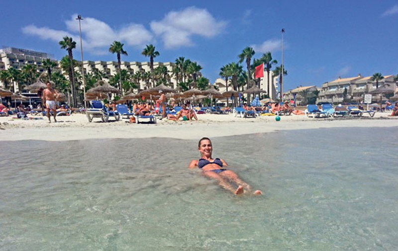 Alina Dumitru, vicecampioană olimpică la judo, s-a relaxat pe plajele din Spania | Bălăceală la Mallorca | FOTO