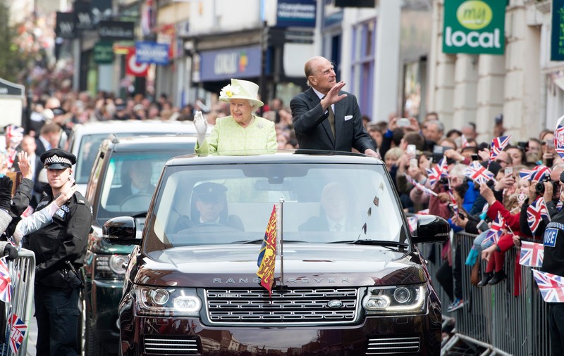 Marea Britanie, în sărbătoare! Regina Elisabeta a II-a a împlinit 90 de ani. O mulțime de oameni i-au urat "La mulţi ani"| FOTO și VIDEO