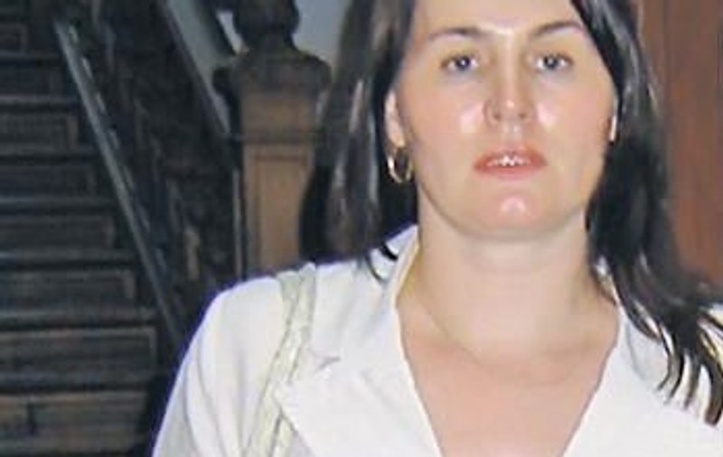 Părinţii asistentei pe care soţul a ucis-o cu SIDA îl acuză pe bărbat: ”I-a incendiat mormântul”