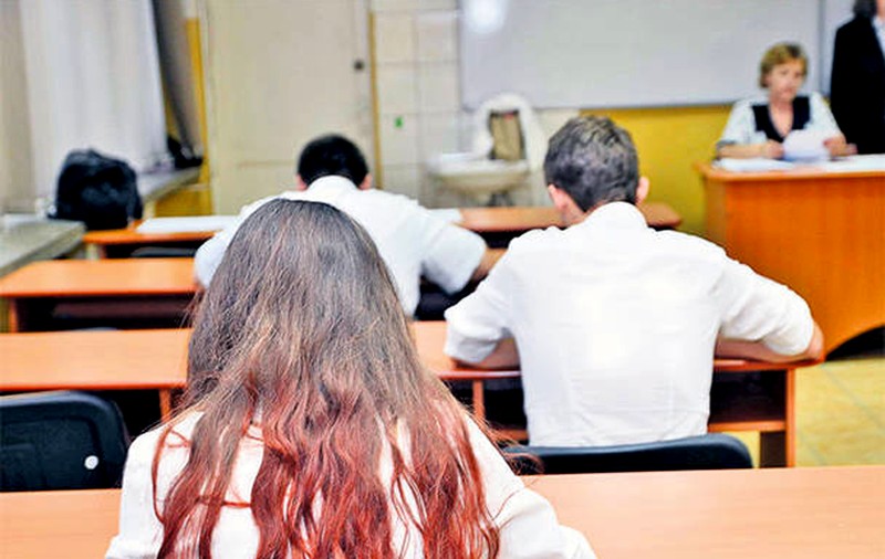 Scandal la Bac | Și-au băgat șpaga de la elevi în sutien