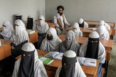 Tinere afgane, la cursurile unei școli religioase rămase deschisă, 11 august 2022. Foto: Profimedia