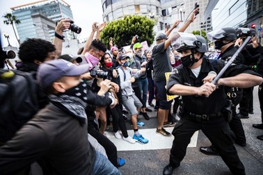 Ciocniri între polițiști și protestatari în Los Angeles FOTO: EPA
