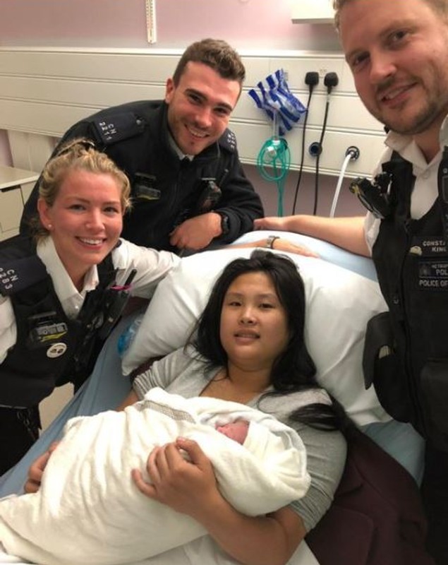 Trei polițiști din Londra au ajutat o femeie să nască, în stradă, în timp ce așteptau să vină ambulanța