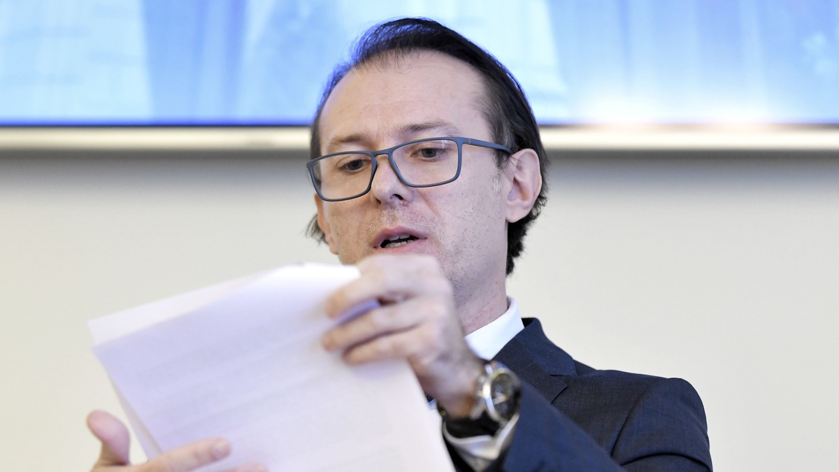 De unde taie Guvernul la rectificarea de buget: Apărare, Finanțe, Interne, Economie și STS și instituții autofinanțate. Florin Cîțu, ministrul Finanțelor, cu ochelari, citind de pe niște foi