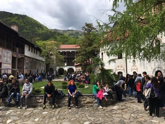 1. Sute de oameni istoviți de pe drum, așteaptă în curtea Mănăstirii Bachkovo să poată atinge icoana făcătoare de minuni a Maicii Domnului