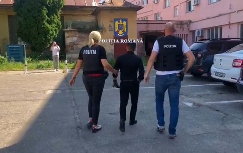 Percheziții în patru județe la presupuși contrabandiști de țigări. Opt persoane au fost reținute