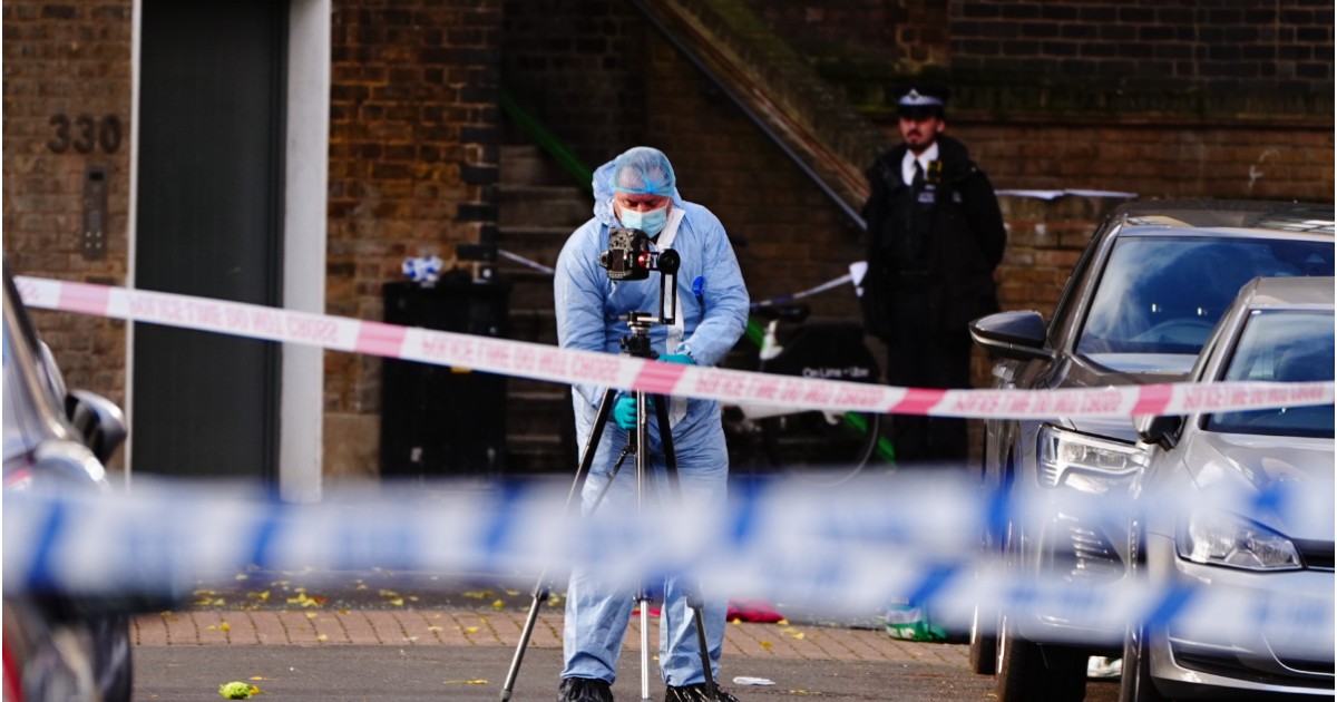 Un ofițer criminalist de la fața locului din Southern Grove din Ladbroke Grove, vestul Londrei