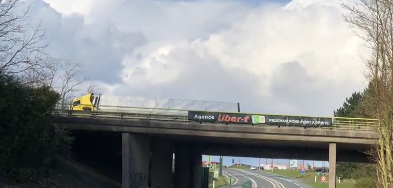 Camionul condus de român, răsturnat la marginea podului. Foto: Captură video