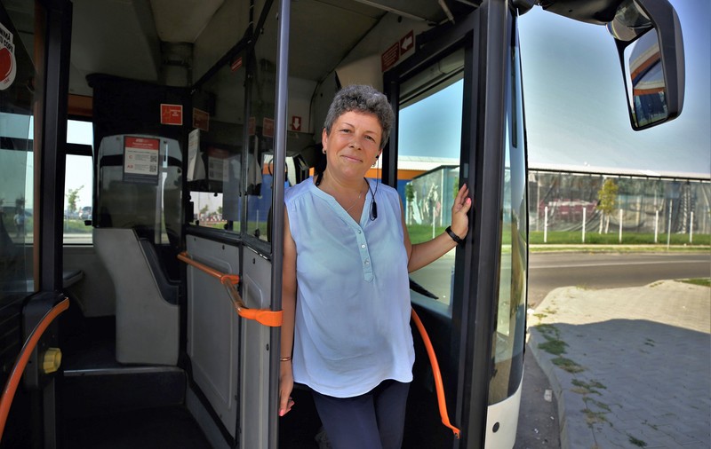 REPORTAJ. Cu autobuzul prin București, alături de una dintre cele trei femei din peste 3.000 de șoferi ai STB: „De mică mă visam la volan. Și jucam fotbal”