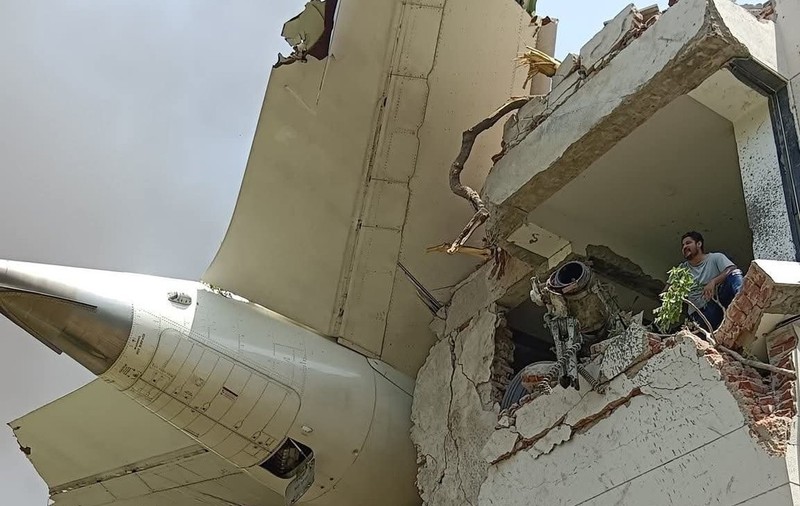 Avion cu 242 de oameni la bord prăbușit după decolare, într-o zonă rezidențială. Un bărbat a supraviețuit miraculos