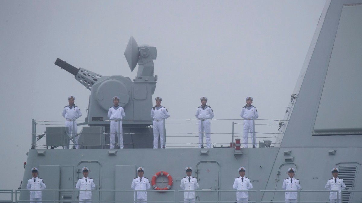 Marinari chinezi la bordul distrugătorului Nanchang Foto: Profimedia