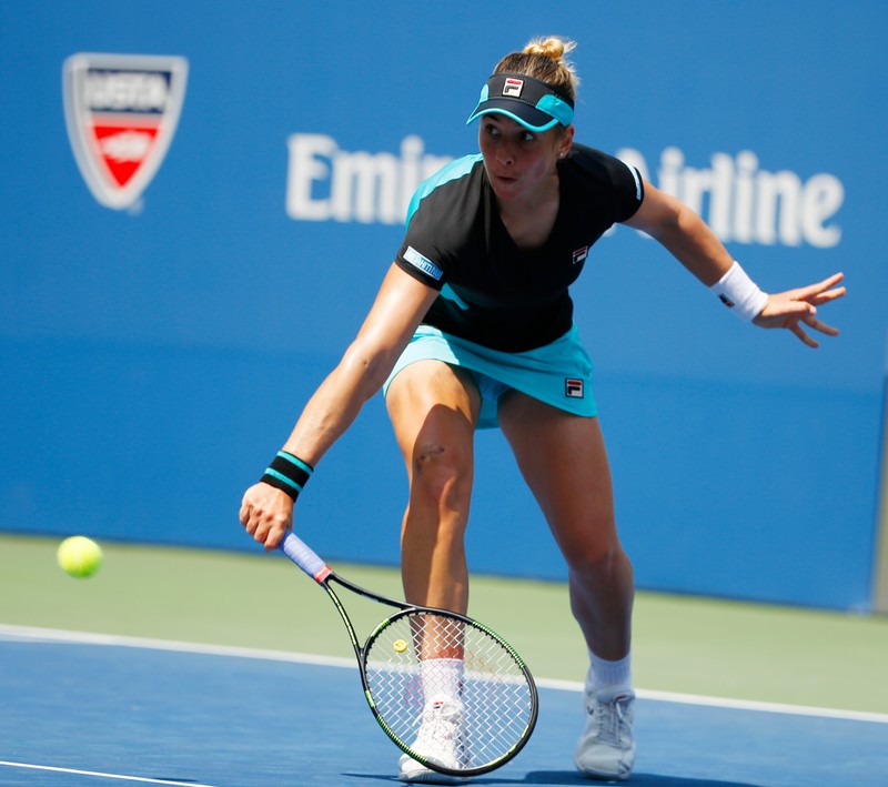 epa04907925 Marina Erakovic of New Zealand hits a return to Simona Halep of Romania during their match on the second day of the 2015 US Open Tennis Championship at the USTA National Tennis Center in Flushing Meadows, New York, USA, 01 September 2015. The US Open runs through 13 September, which is a return to a 14-day schedule. EPA/ANDREW GOMBERT