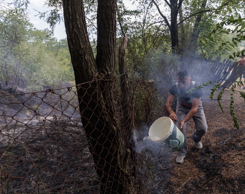 FOTOREPORTAJ Incendiu de vegetație la Drăganu, Argeș. Alături de pompieri, localnicii au sărit să ajute și ei, cu furtunuri, găleți și lopeți, în lupta cu focul care amenința casele
