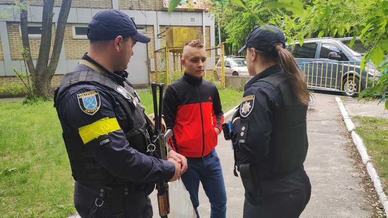 Polițiștii, de de vorbă cu Rostislav.