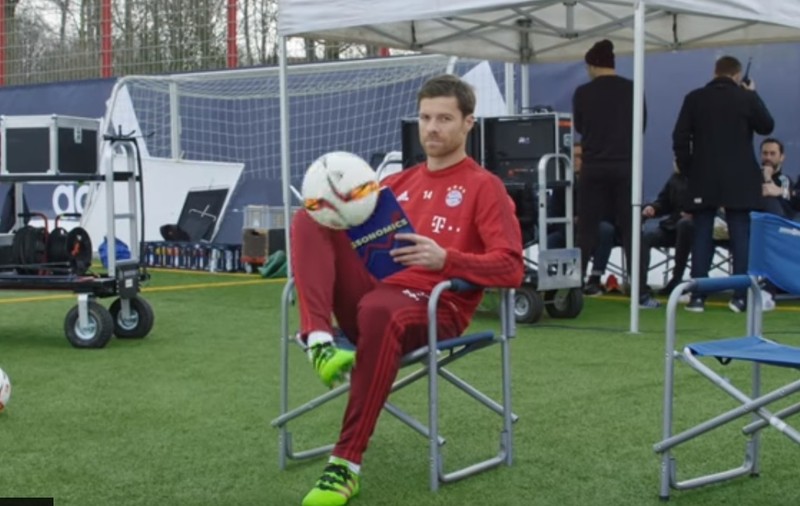 Cine a spus că mingea și cartea nu se potrivesc! Priviți ce face Xabi Alonso cu mingea în timp ce citește!