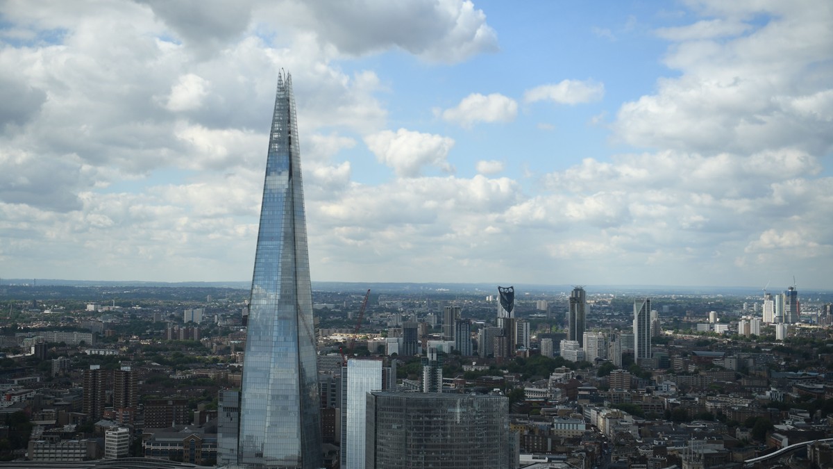 Un om a fost filmat cățărându-se în vârful celei mai înalte clădiri din Londra