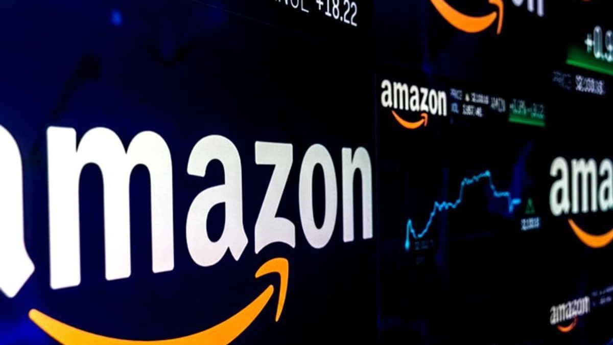 Amazon anunță o altă investiție în Polonia. Logo-ul Amazon pe un fundal negru