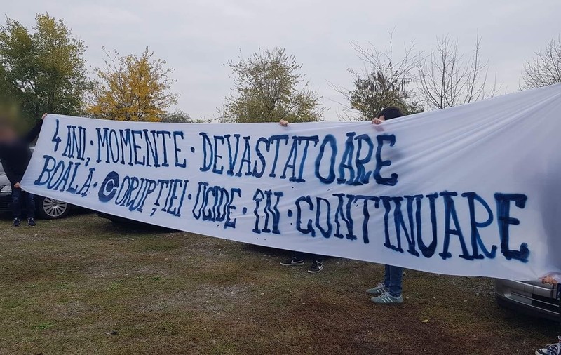 Fanii lui FC Argeș acuză că nu au fost lăsați să intre la meci cu un banner de comemorare a victimelor de la Colectiv