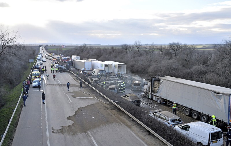 Imagini de la locul accidentului din Ungaria, unde 19 mașini și un camion au luat foc după impact. VIDEO