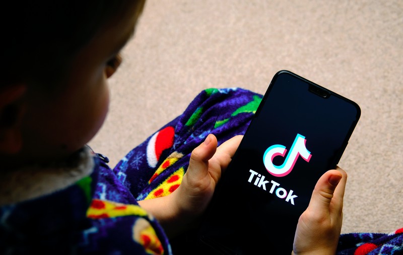 Anchetă în Italia, după ce o fetiță de 10 ani a murit sufocată, în urma unei provocări de pe TikTok