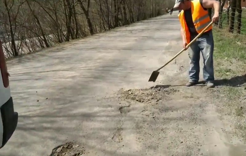 Gropi acoperite cu pământ, pe un drum din Maramureș. Muncitorii au fost sancționați
