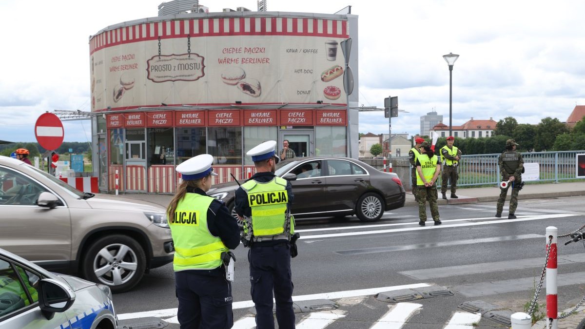 Poliția de frontieră poloneză verifică vehiculele care sosesc din Germania la punctul de trecere a frontierei din Słubice, Polonia, la 7 iulie 2025.