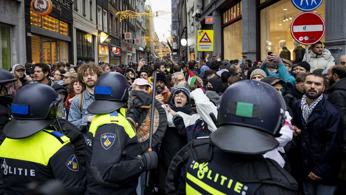 10 noiembrie 2024, Țările de Jos, Amsterdam: Ofițerii de poliție îndepărtează oamenii din Piața Dam în timpul unei demonstrații pro-palestiniene