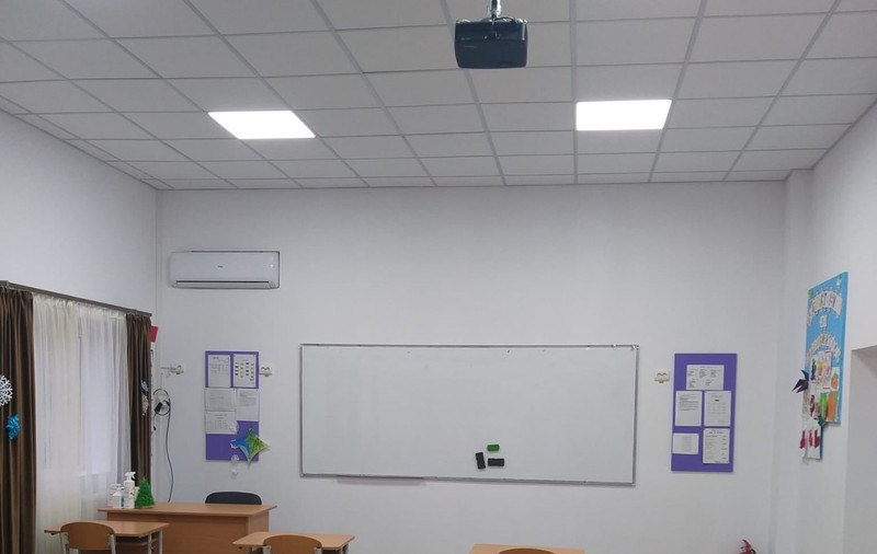 Mama unui elev a fost reținută după ce a intrat în şcoală, în timpul orelor, şi a lovit două colege ale fiului ei, în Giurgiu
