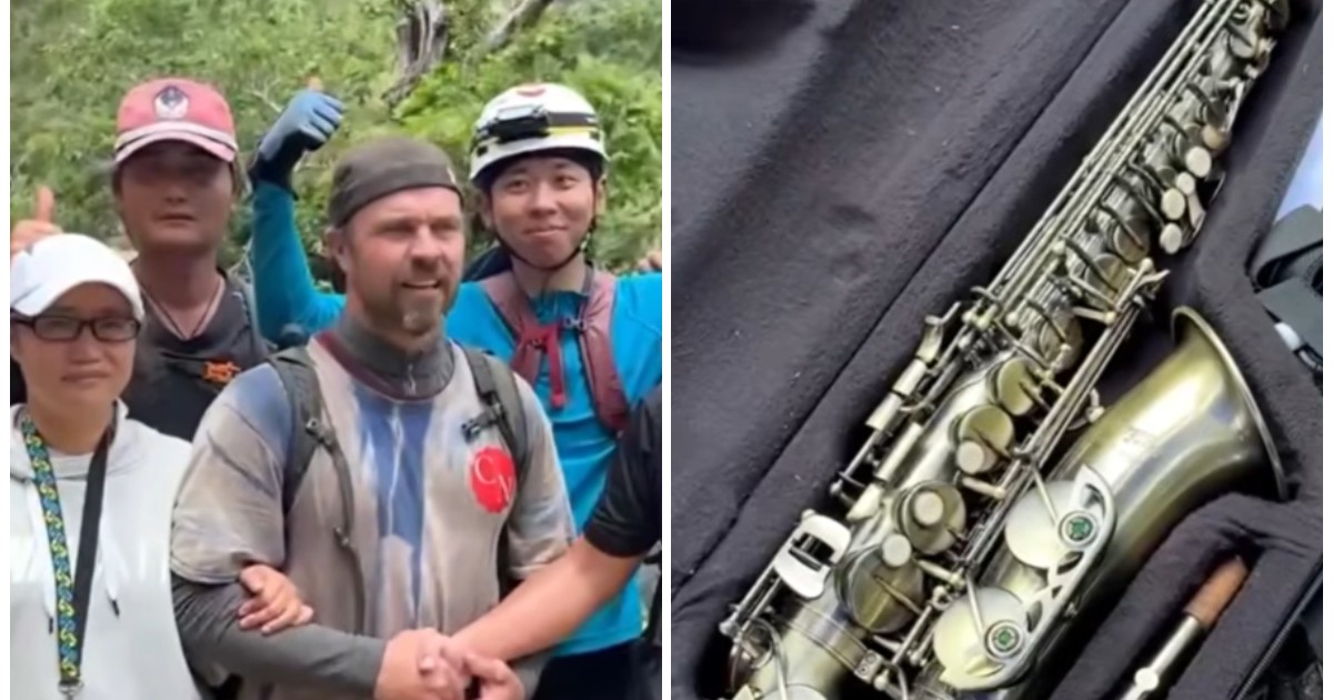 Patru oameni aflați într-o pădure, în stânga. În dreapta este un saxofon în cutie neagră de transport.