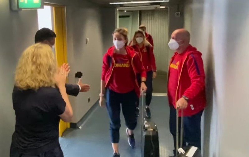 Momentul în care Ana Maria Popescu l-a lăsat cu mâna întinsă pe Eduard Novak la revenirea în țară de la JO 2020