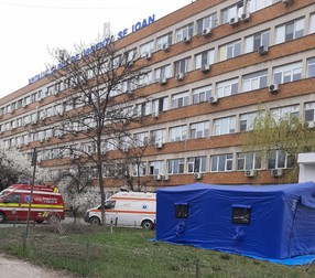 Cort pentru trierea cazurilor suspecte de coronavirus, in curtea Spitalului Sf Ioan