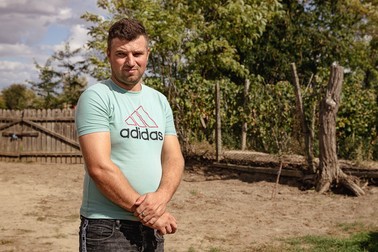 „Chiar şi cu tija în picior, muncesc, nu mă dau în lături”, spune George