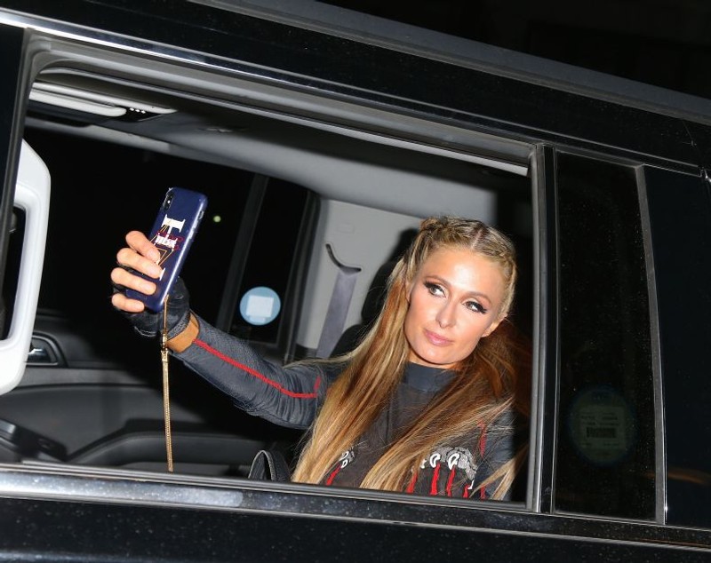GALERIE FOTO/ Paris Hilton, apariție incendiară la New York Fashion Week. Nu și-au putut lua ochii de la ea