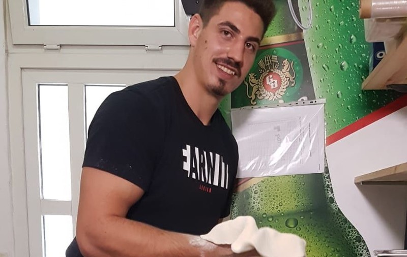 Aruncătorul de disc Alin Firfirică, bucătar priceput. Jonglează cu blatul de pizza