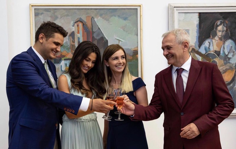 EXCLUSIV/ Răzvan Ciobanu analizează vestimentația lui Liviu Dragnea, de la nunta fiului. „Unde și-a găsit ținuta asta atât de învechită?!”