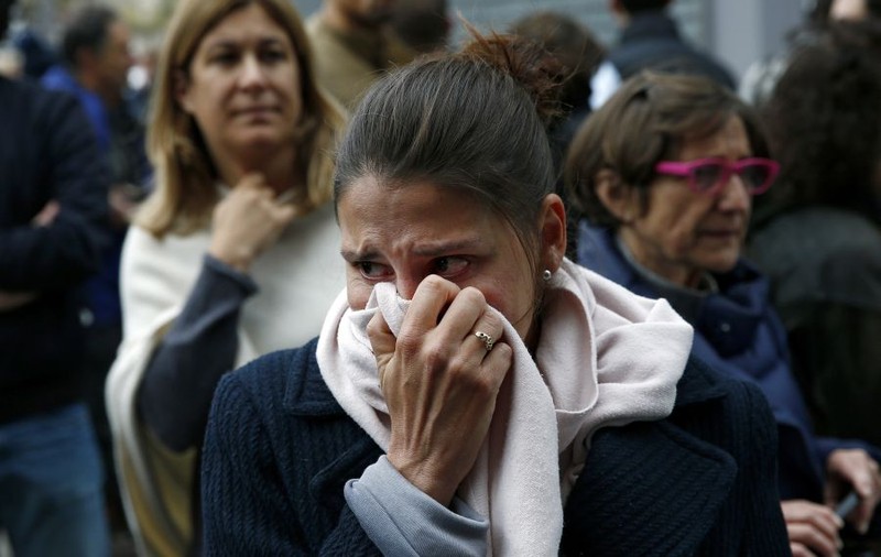 S-a prefăcut moartă şi a scăpat de terorişti. Mărturisirile terifiante ale unei tinere aflate în Bataclan: "Curgeau şiroaie de sânge"
