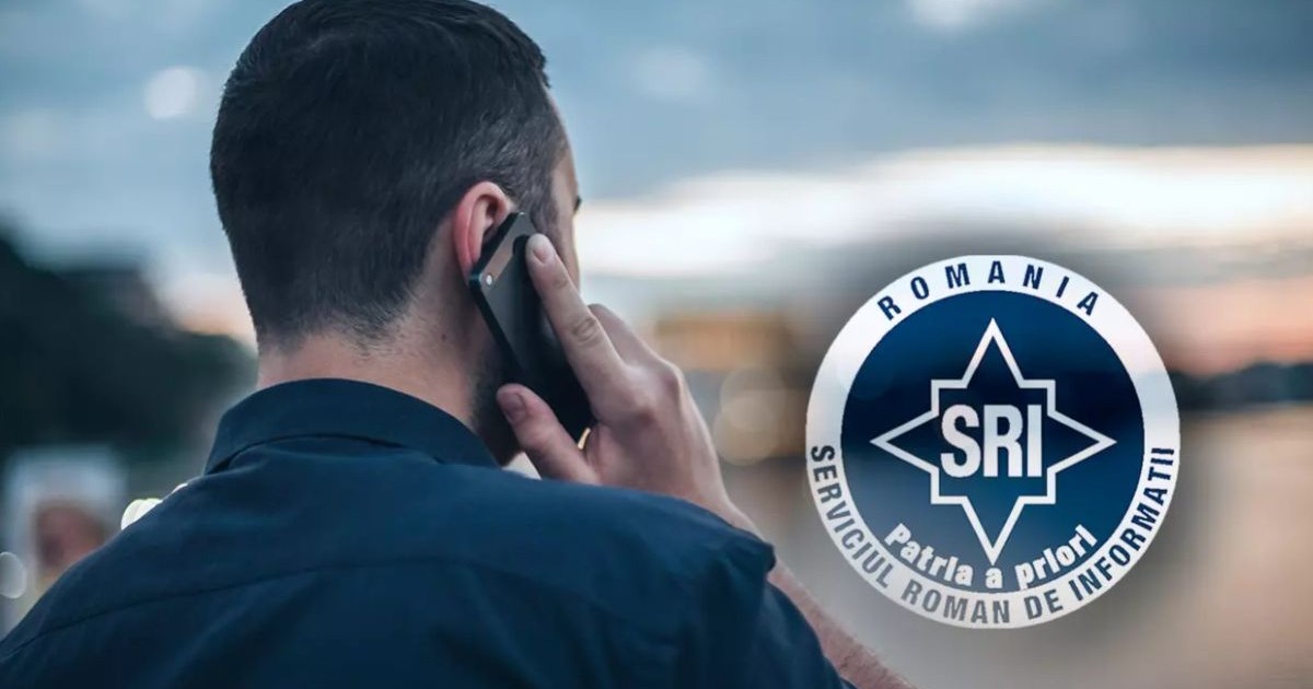 Bărbat cu spatele care vorbește la telefon. În dreapta fotografiei este sigla SRI