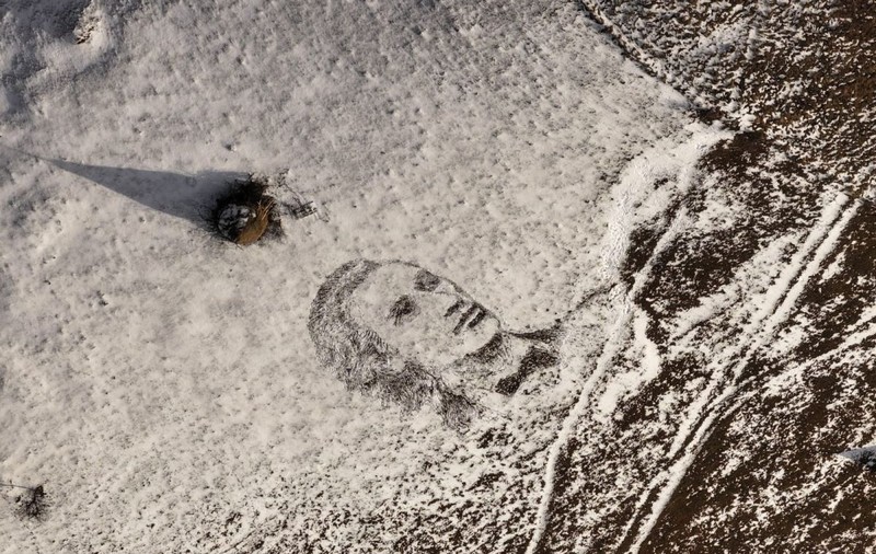 Portretul lui Mihai Eminescu în zăpadă, realizat de un artist din Valea Jiului, la 175 de ani de la nașterea poetului național