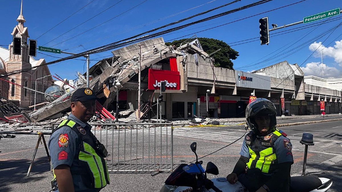 Poliția se adună în fața unui restaurant fast-food Jollibee prăbușit după un cutremur cu magnitudinea de 7,8 în orașul General Santos, pe 8 iunie 2026.