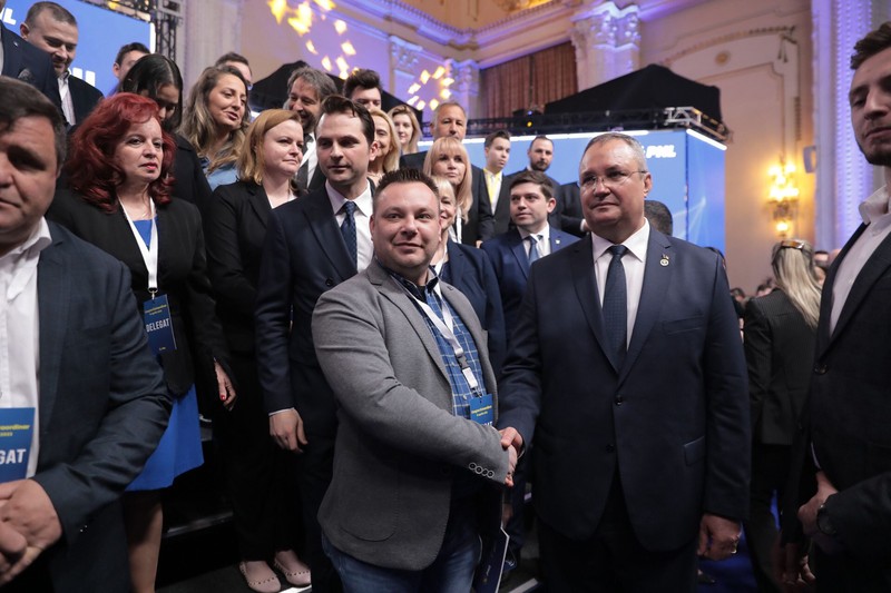La congres nu s-au văzut discordiile din partid. Premierul Ciucă a făcut selfie-uri și fotografii cu liberalii veniți să-l voteze