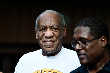 epa09314358 US actor Bill Cosby (L) appears in front of the media after he arrived home following the Pennsylvania Supreme Court's ruling throwing out Cosby's sexual assault conviction which is expected to result in his release from prison in Elkins Park, Pennsylvania, USA, 30 June 2021. Cosby has already served more than two years in prison following his conviction for assaulting Andrea Constand. EPA-EFE/BASTIAAN SLABBERS