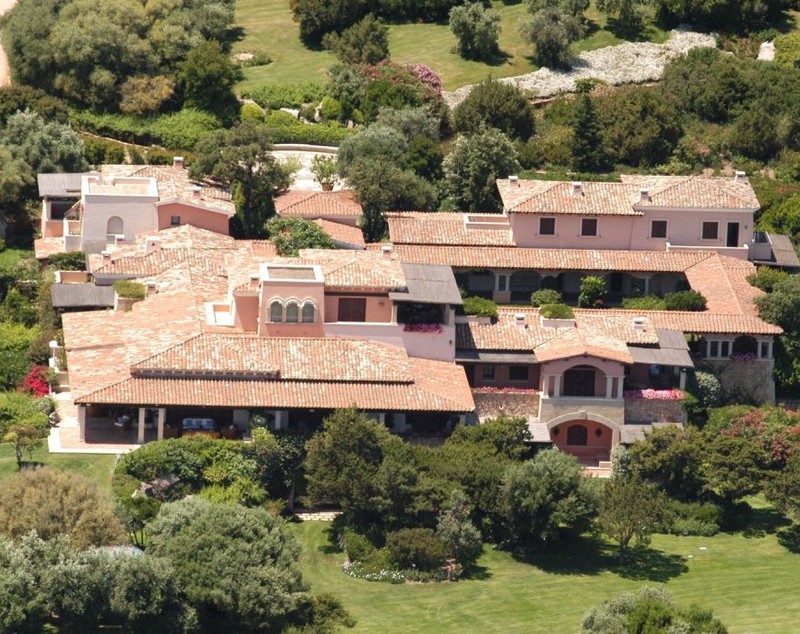 Moștenitorii lui Silvio Berlusconi au vândut celebra Villa Certosa. Cine este șeicul din Qatar care a plătit o sumă colosală
