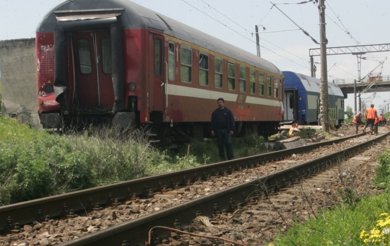 Şoferul unei basculante, mort după ce a fost lovit de tren