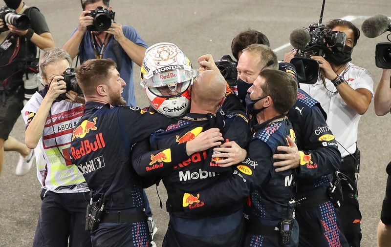 Max Verstappen, noul campion din Formula 1. A câștigat dramatic în fața lui Hamilton în ultimul tur
