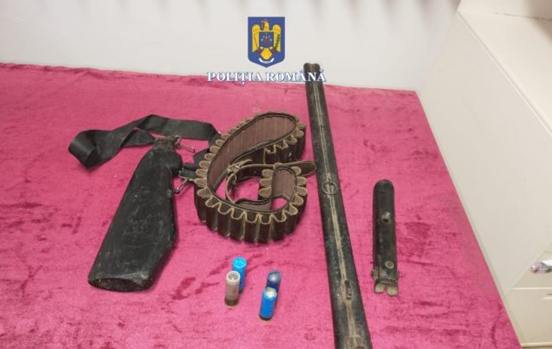 Componentele unei puști și 4 cartușe au fost găsite de polițiști, la Soveja, la perchezițiile într-un dosar de furt