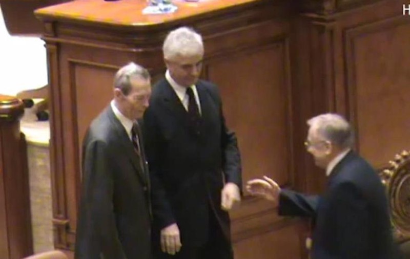 Video | Regele Mihai a evitat să dea mâna cu Iliescu