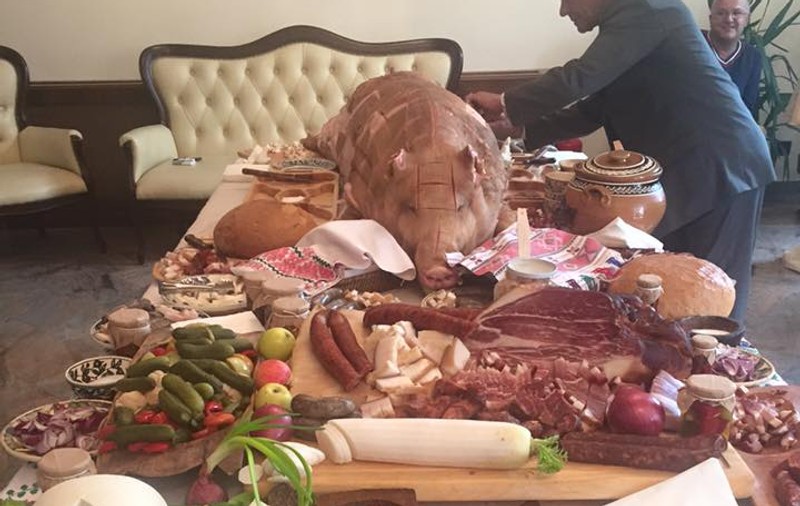 Porcul obscen al lui Axinte îți taie pofta de mâncare. GARANTAT! | FOTO
