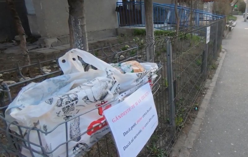 VIDEO / Un gest frumos. Un clujean a montat un coș metalic pe stradă și lasă alimente pentru nevoiași