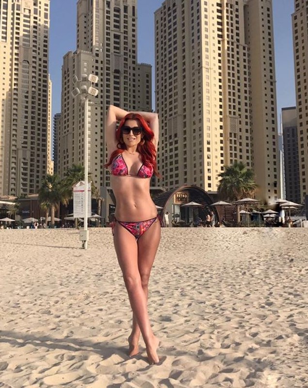 Elena Gheorghe, super sexy pe plajă. Ce corp are! | FOTO